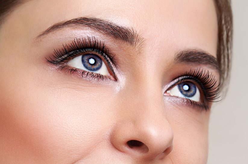 Beautiful blue woman eyes with long lashes looking Seslash: Sérum activador del crecimiento de pestañas y cejas