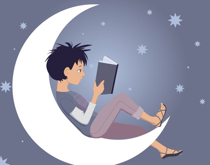 Little kid reading sitting on the Moon Libros infantiles para recomendar